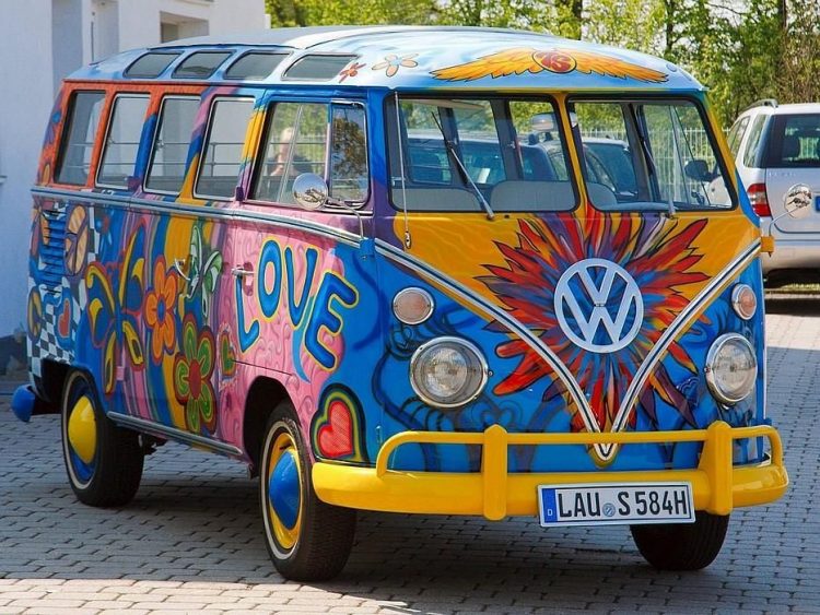 camioneta vw hippie de colores llamativos