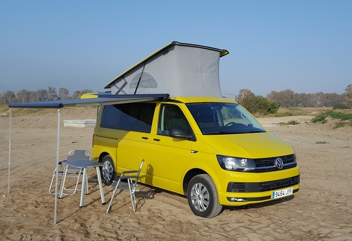 furgoneta volkswagen california beach amarilla en la playa