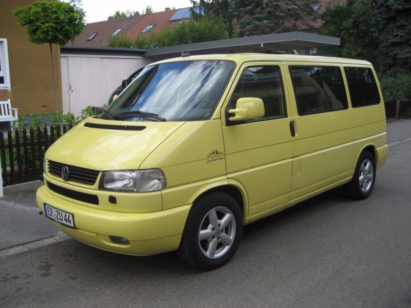 volkswagen t4 de color amarillo en la calle
